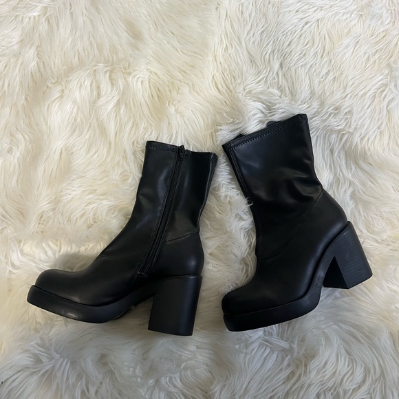 Black Women's Platform Boots - Picture 4 of 10